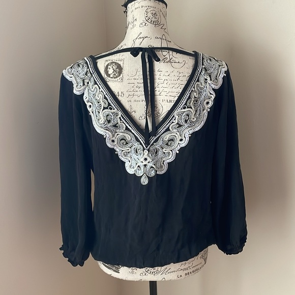 White House black market silk embroidered blouse with v-neck and 3/4 sleeves - Picture 4 of 6